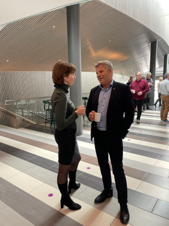 Hildegunn T. Blindheim og fiskeri- og havminister Bj&oslash;rnar Skj&aelig;ran